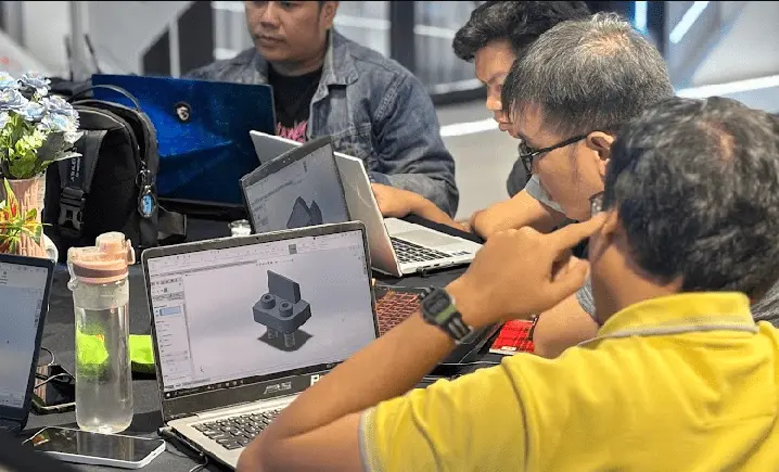 Pembelajaran Robotik - Siswa belajar dengan robot